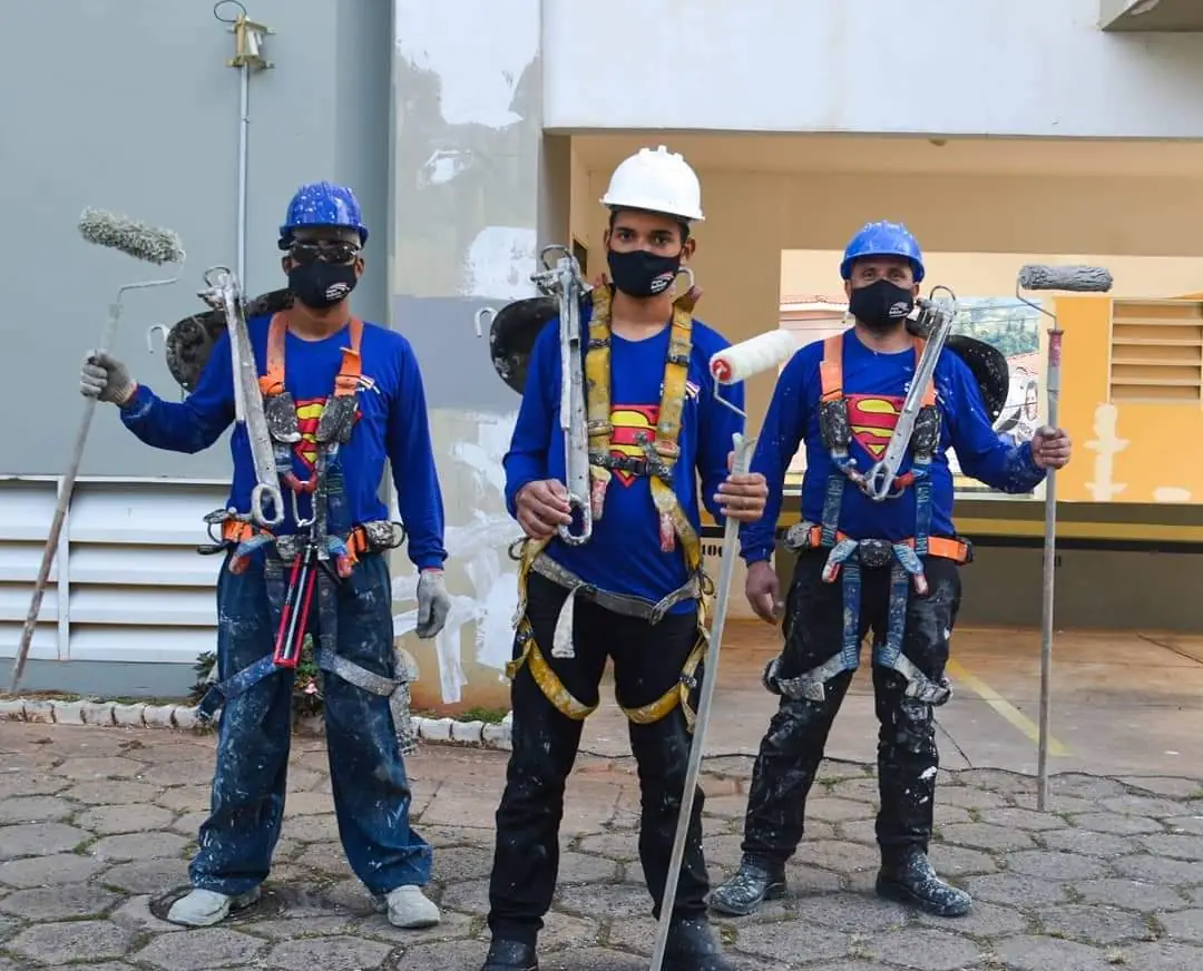 Equipe da BellaCor Construtora trabalhando em obra e pintura predial em Campinas